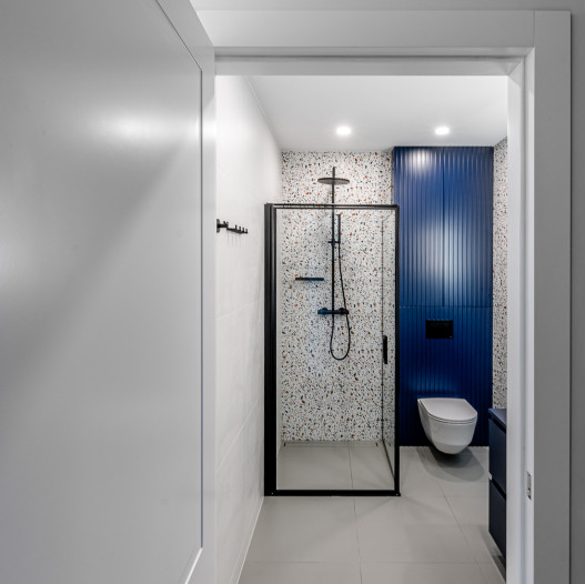 Shower enclosure KRISTINA Nero frame. Collection: Acrobat/Industrial-style. Interior: Dovilės interjeras. Photographer: Benas Šileika. 
