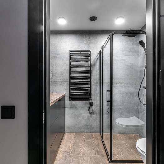 Shower enclosure KARINA Nero frame. Collection: Acrobat/Industrial-style. Interior: Dovilės interjeras. Photographer: Benas Šileika. 
