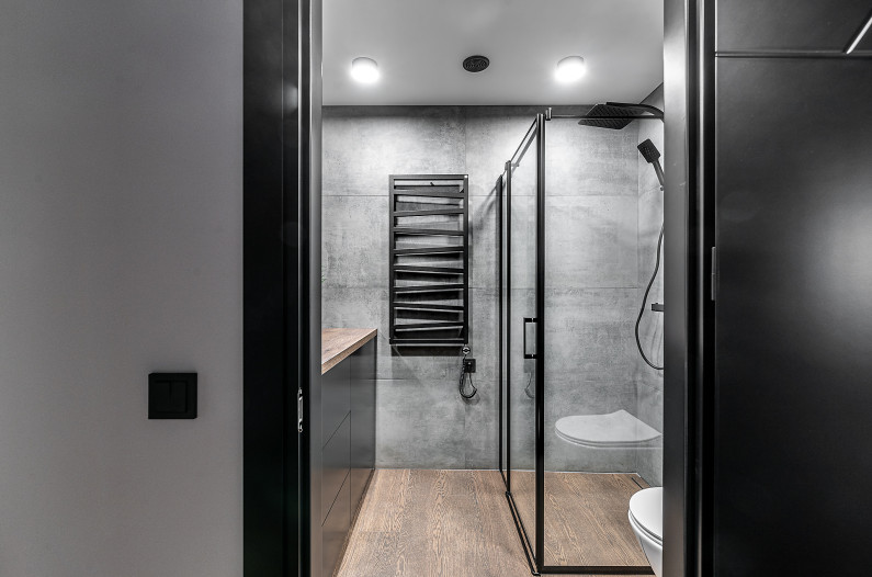 Shower enclosure KARINA Nero frame. Collection: Acrobat/Industrial-style. Interior: Dovilės interjeras. Photographer: Benas Šileika. 
